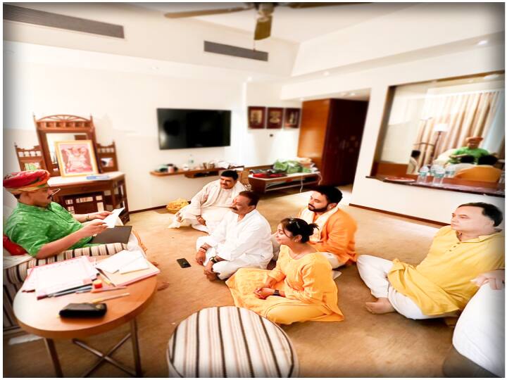 यह पहली तस्वीर जेडीयू के वरिष्ठ नेता और बिहार सरकार के भवन निर्माण मंत्री अशोक चौधरी की है. जमीन पर बैठकर बाबा की बातों को सुन रहे हैं.