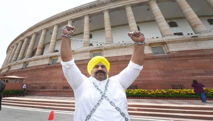 'ਆਪ' ਦੇ MP ਸੁਸ਼ੀਲ ਰਿੰਕੂ ਨੇ ਸੰਸਦ ਦੇ ਬਾਹਰ ਲੋਹੇ ਦੀਆਂ ਜ਼ੰਜੀਰਾਂ ਨਾਲ ਆਪਣੇ ਆਪ ਨੂੰ ਬੰਨ੍ਹ ਕੇ ਕੇਂਦਰ ਸਰਕਾਰ ਵਿਰੁੱਧ ਕੀਤਾ ਰੋਸ ਪ੍ਰਦਰਸ਼ਨ AAP MP Sushil Rinku protests against the central government with his body in chains 'ਆਪ' ਦੇ MP ਸੁਸ਼ੀਲ ਰਿੰਕੂ ਨੇ ਸੰਸਦ ਦੇ ਬਾਹਰ ਲੋਹੇ ਦੀਆਂ ਜ਼ੰਜੀਰਾਂ ਨਾਲ ਆਪਣੇ ਆਪ ਨੂੰ ਬੰਨ੍ਹ ਕੇ ਕੇਂਦਰ ਸਰਕਾਰ ਵਿਰੁੱਧ ਕੀਤਾ ਰੋਸ ਪ੍ਰਦਰਸ਼ਨ