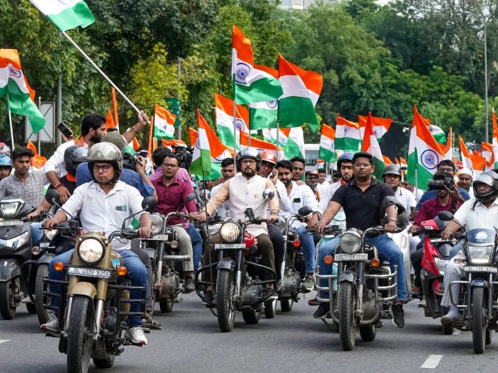 Har Ghar Tiranga Bike Rally: 77वें स्वतंत्रता दिवस के मौके पर केंद्र सरकार ने हर घर तिरंगा बाइक रैली का आयोजन किया, जिसे उपराष्ट्रपति जगदीप धनखड़ ने हरी झंडी दिखाई. इसमें कई बीजेपी सांसद भी मौजूद रहे.