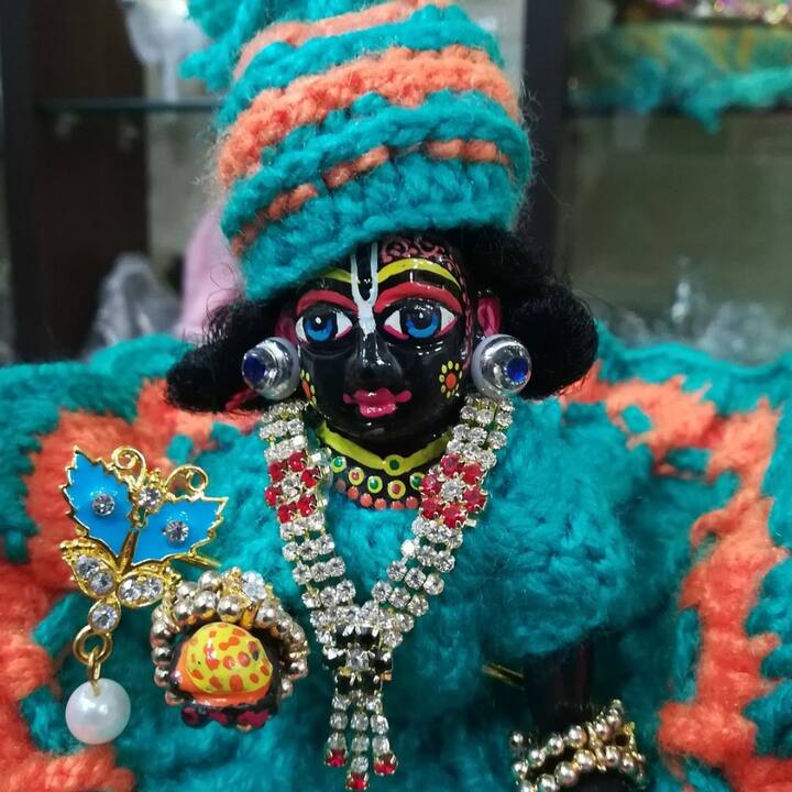 শ্রীকৃষ্ণের আরাধনায় জগতের সকল সুখ লাভ হয়। সন্তানের মঙ্গলের জন্য এই দিনে কৃষ্ণ পুজো করেন অনেকে। বিশ্বাস করা হয়, যাঁরা জন্মাষ্টমীতে বালগোপালকে মাখন, মিছরি, নিবেদন করতে পারেন।