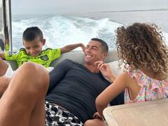 Cristiano Ronaldo Vacation: गर्लफ्रेंड जॉर्जीना रोड्रिग्ज संग छुट्टियों का लुत्फ उठाते दिखे रोनाल्डो, करोड़ों के यॉट की तस्वीरें देख यकीन नहीं होगा