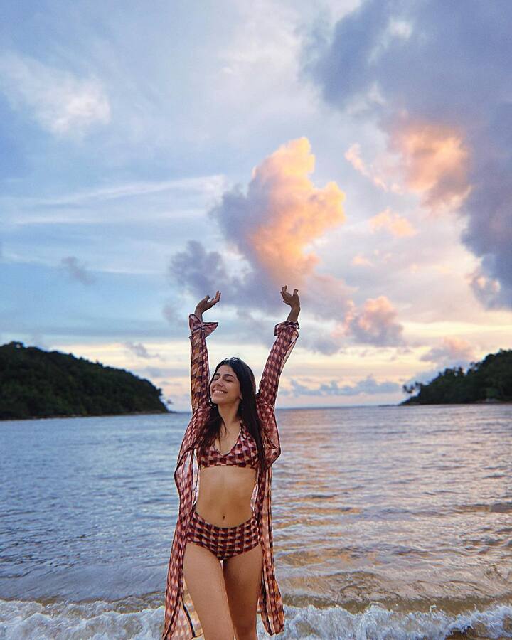 या फोटोंमध्ये अलाया बोल्ड आणि ब्युटिफूल दिसत असून तिचे हे फोटो व्हायरल होत आहेत.