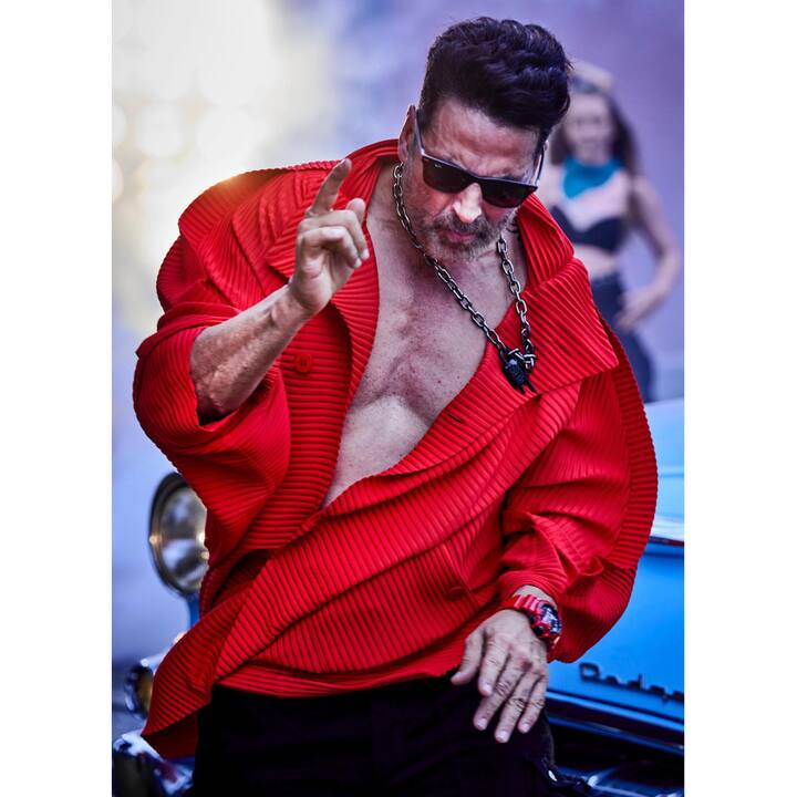 अक्षय कुमार – सबसे पहले बात कर रहे हैं फिल्म में शिवदूत का किरदार निभा रहे बॉलीवुड की खिलाड़ी यानि अक्षय कुमार की. जो फिल्म के पहले पार्ट में भी नजर आए थे. वहीं दूसरे पार्ट के लिए अक्षय ने 35 करोड़ रुपए की भारी भरकम फीस जार्ज की है.