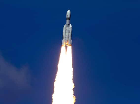 ઈન્ડિયન સ્પેસ રિસર્ચ ઓર્ગેનાઈઝેશન (ISRO) એ બે તસવીરો જાહેર કરી છે. પ્રથમ ફોટો પૃથ્વીનો છે, જે લેન્ડર ઈમેજર (LI) કેમેરાથી લેવામાં આવ્યો છે. આ તસવીર 14 જુલાઈએ લેવામાં આવી હતી, જ્યારે ચંદ્રયાન-3 મિશન શ્રીહરિકોટાના સતીશ ધવન સ્પેસ સેન્ટરથી લોન્ચ કરવામાં આવ્યું હતું.