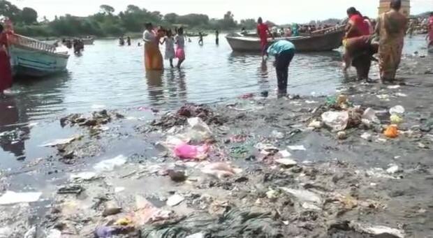 त्यामुळे मोठ्या आस्थेने आलेल्या भाविकांना नाईलाजाने दुर्गंधीयुक्त पाण्यातच पवित्र चंद्रभागा स्नान उरकावे लागत आहे.
