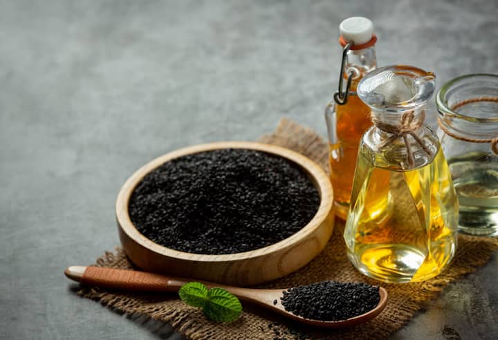 कलौंजी में एक्टिव एलिमेंट होते हैं जो फैट को कम करने में मदद कर सकते हैं. इसमें एंटीऑक्सीडेंट और एंटी इन्फ्लेमेटरी एजेंट भी होते हैं जो वजन घटाने में भी मदद कर सकते हैं.