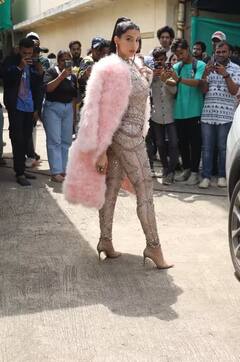 Nora Fatehi Pics: મોતી જડેલા જમ્પસૂટમાં સ્પોર્ટ થઇ નોરા ફતેહી, હોટ લૂક જોઇ ફેન્સ થયા દિવાના