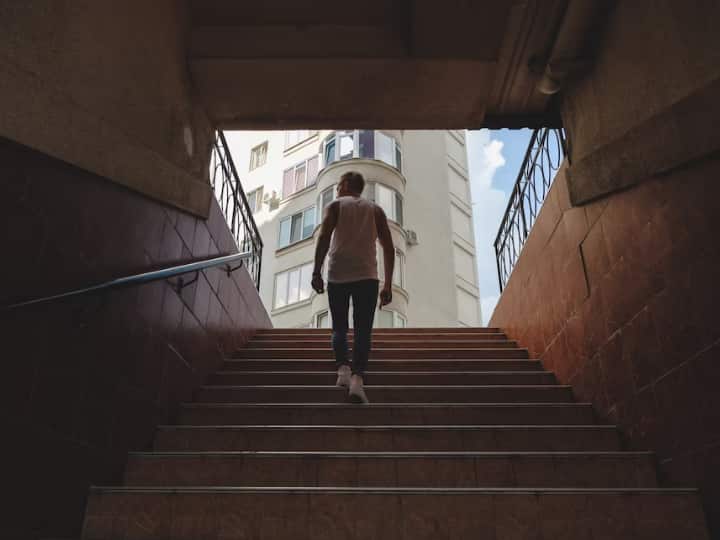 ज्यादातर लोग इस प्रॉब्लम को नॉर्मल समझकर नजरअंदाज कर देते हैं. मगर क्या आप जानते हैं कि सीढ़ी चढ़ते वक्त सांस फूलना किसी गंभीर बीमारी का संकेत भी हो सकता है? जी हां आप सही सुन रहे हैं.