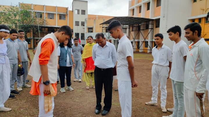 Nashik News : मागील दोन महिन्यांपासून नाशिकसह (Nashik) जिल्ह्यावर पाऊस रुसला की काय? अशीच परिस्थिती निर्माण झाली आहे.