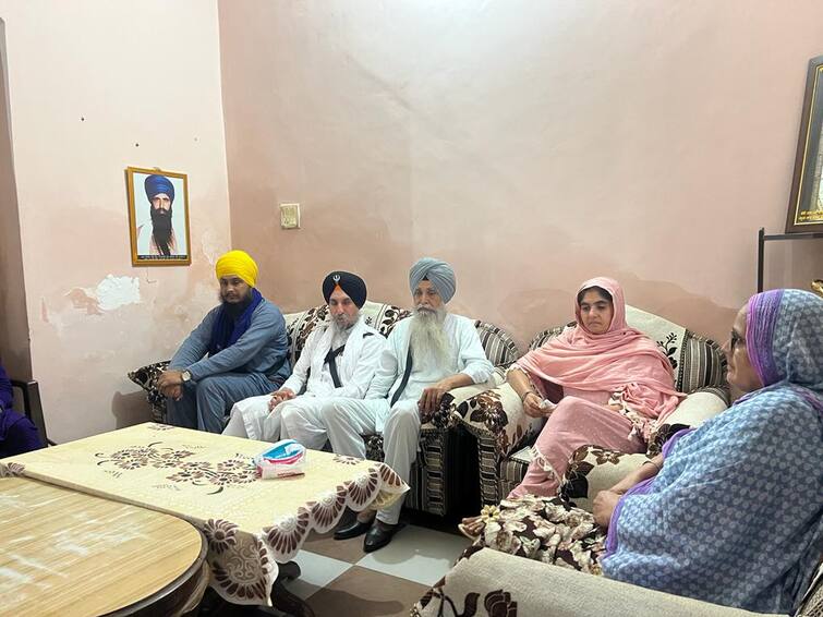 Daljit Singh Bittu, the former president of the federation, met the parents of Amritpal Singh Amritpal Singh : ਅੰਮ੍ਰਿਤਪਾਲ ਸਿੰਘ ਦੇ ਮਾਤਾ ਪਿਤਾ ਨਾਲ ਫੈਡਰੇਸ਼ਨ ਦੇ ਸਾਬਕਾ ਪ੍ਰਧਾਨ ਦਲਜੀਤ ਸਿੰਘ ਬਿੱਟੂ ਨੇ ਕੀਤੀ ਮੁਲਾਕਾਤ