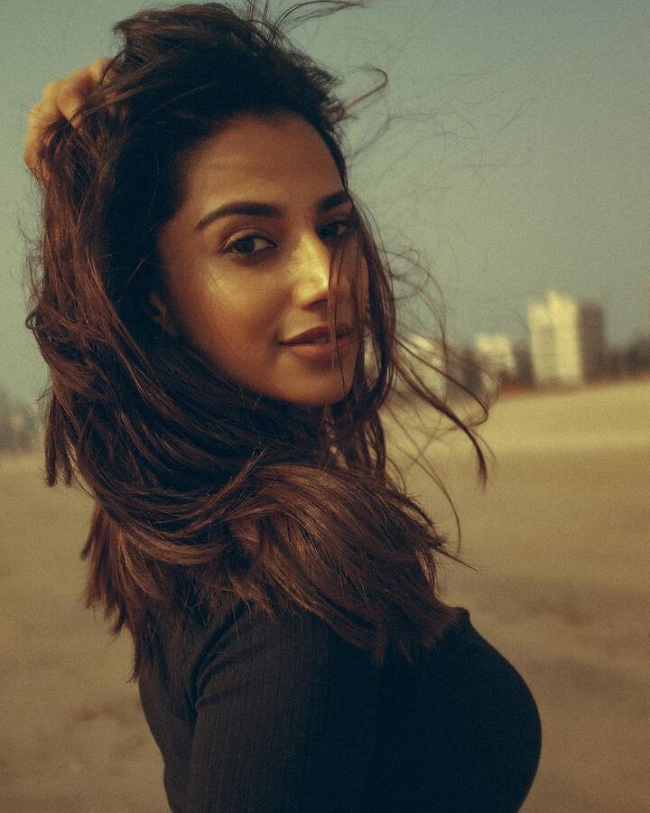 ఆ తర్వాత రవితేజ సరసన ‘ఖిలాడి’ మూవీలో నటించింది. Photo Credit: Meenakshii Chaudhary/Instagram