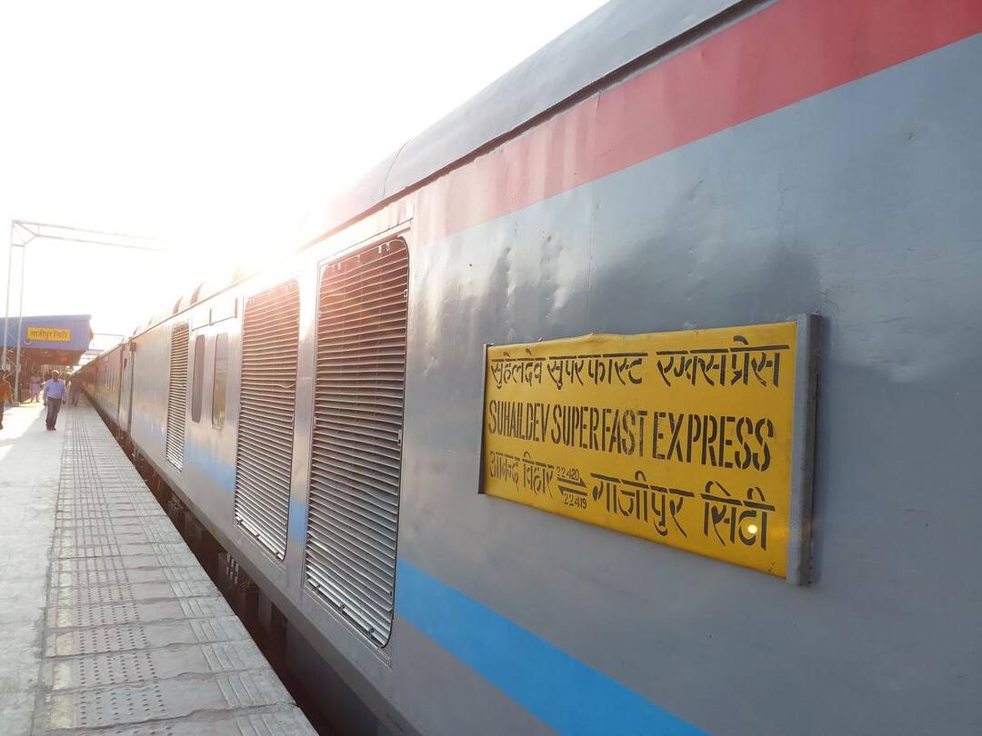 Angry Passengers Lock TTE In Train Toilet After Suhaildev Express Loses Power In Two Coaches TTE In Train Toilet: రైల్లో కరెంట్ కట్, మండిపోయిన ప్రయాణికులు ఏం చేశారంటే?