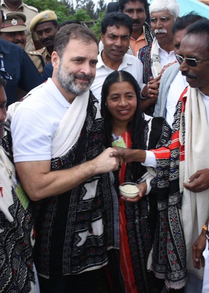மக்களோடு மக்களாக கலந்துரையாடிய போது எடுக்கப்பட்ட புகைப்படம்.