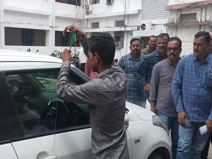 Jalna Hi-Tech Car Theft : बाजारात सध्या अनेक हाय सिक्युरिटी चारचाकी वाहनं आली असून, वाहन चोरीवर लगाम लावण्यासाठी प्रयत्न केले जात आहे.