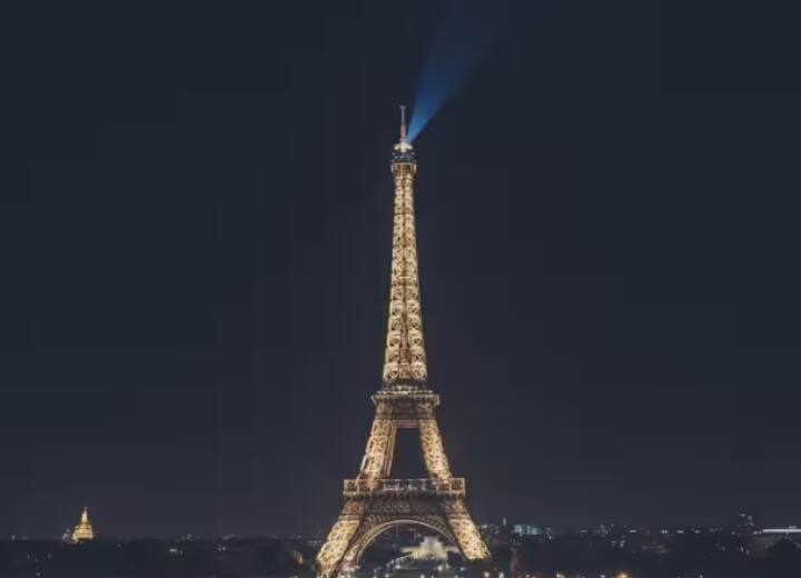 Eiffel Tower Threat: एफिल टावर को मिली बम से उड़ाने की धमकी, मचा हड़कंप, आनन-फानन में खाली कराया गया Eiffel Tower Bomb Threat evacuated in a hurry Eiffel Tower Threat: एफिल टावर को मिली बम से उड़ाने की धमकी, मचा हड़कंप, आनन-फानन में खाली कराया गया