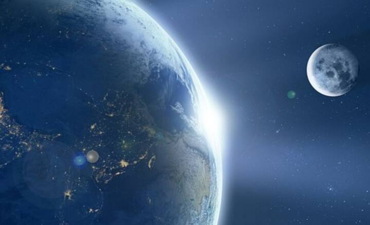 কিন্তু এমনিতে পৃথিবী থেকে চাঁদে পৌঁছতে ঠিক কত সময় লাগে, তার উত্তর মোটেই সহজ নয়। পৃথিবীর কোন জাগা থেকে রকেটের উৎক্ষেপণ হচ্ছে, চাঁদের বুকে পা রাখাই লক্ষ্য, নাকি চারিদিকে চক্কর কেটে ফিরে আসা, কোন প্রযুক্তির ব্যবহার হচ্ছে, সবকিছুর উপর নির্ভর করে এই হিসেব।