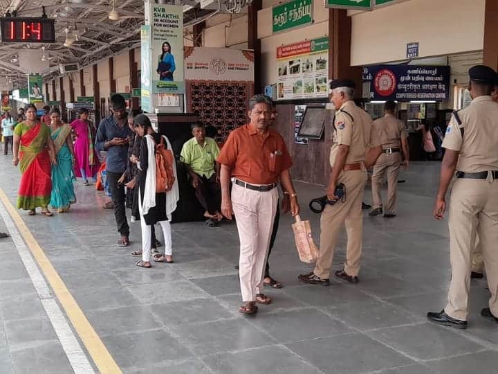 சுதந்திர தினம்: கரூர் ரயில் நிலையத்தில் மெட்டல் டிடெக்டர் மூலம் போலீஸ் சோதனை Karur railway station railway police check with metal detector TNN சுதந்திர தினம்: கரூர் ரயில் நிலையத்தில் மெட்டல் டிடெக்டர் மூலம் போலீஸ் சோதனை