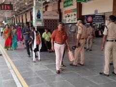 சுதந்திர தினம்: கரூர் ரயில் நிலையத்தில் மெட்டல் டிடெக்டர் மூலம் போலீஸ் சோதனை