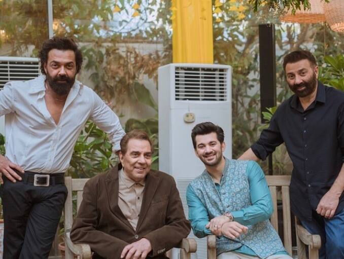 वहीं धर्मेंद्र भी अपने लाडले बेटे सनी की फिल्म को लाइक करते नजर आए. सनी की फिल्म जब वे देखने पहुंचे थे तो उनके चेहरे की स्माइल की उनकी खुशी ही उनके दिल का हाल बयां कर रही थी.