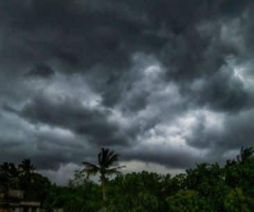 राज्यात पावसाची सरासरी (Average rainfall) घटली आहे. सरासरीच्या 99 टक्के पाऊस झाला आहे. पावसाच एका टक्क्याची तूट पडली आहे. राज्यातील 21 जिल्ह्यात समाधानकारक पाऊस झाला आहे.