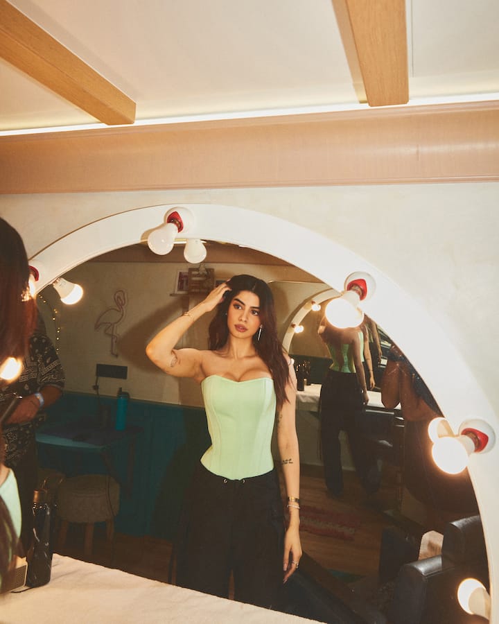 With handpicked jewellery from Tuula, the final touches of sophistication were added by the makeup team Tanvi Chemburkar and Souravv Roy. (Image Source: Instagram/ Khushi Kapoor)