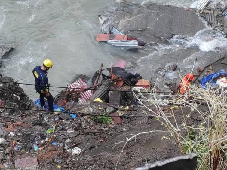Uttarakhand Rains Five Pilgrims Killed As Landslide Hits Car On Kedarnath Yatra Route కార్‌లో కేదార్‌నాథ్‌కి వెళ్తుండగా విరిగి పడిన కొండ చరియలు, ఐదుగురు మృతి