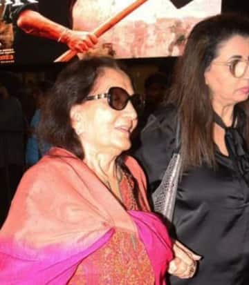 चेहरे पर मुस्कुराहट लिए Gadar 2 देखने पहुंचे धर्मेंद्र, काला चश्मा लगाए स्वैग से बेटे सनी देओल की फिल्म के प्रीमियर में आईं मां प्रकाश कौर