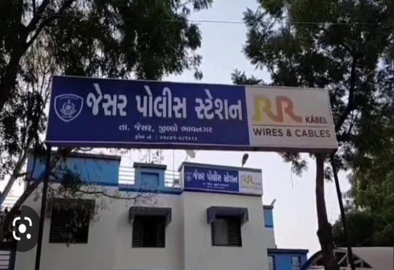 A video of a man physically torturing a cow in Bhavnagar has gone viral Bhavnagar: ઘોર કળિયુગ! જેસરમાં ગાય સાથે સૃષ્ટિ વિરુદ્ધનું કૃત્ય કરતા શખ્સનો વીડિયો વાયરલ, હિન્દુ સંગઠનો લાલઘૂમ