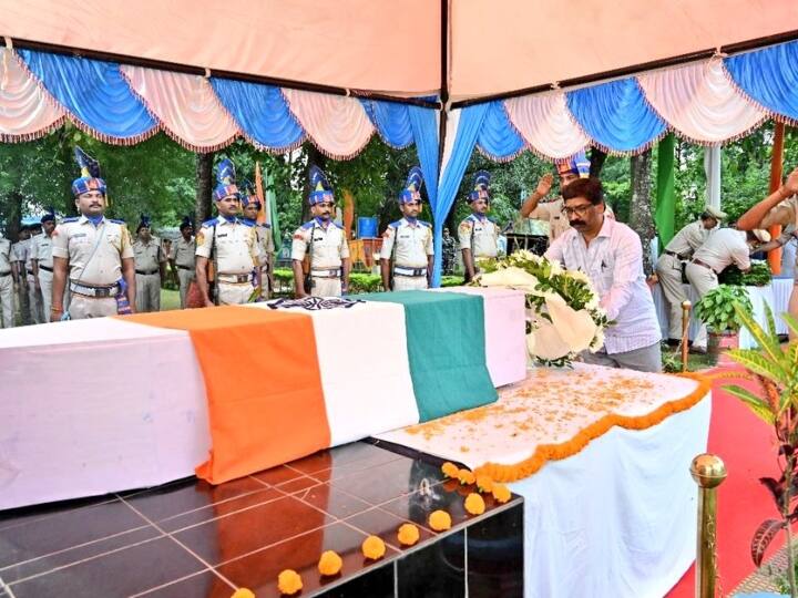 Jharkhand CM Soren pays tribute to CRPF soldier who was martyred in Chaibasa Naxalites encounter Jharkhand: चाईबासा में शहीद हुए जवान को CM सोरेन ने दी श्रद्धांजलि, नक्सलियों से मुठभेड़ के दौरान लगी थी गोली
