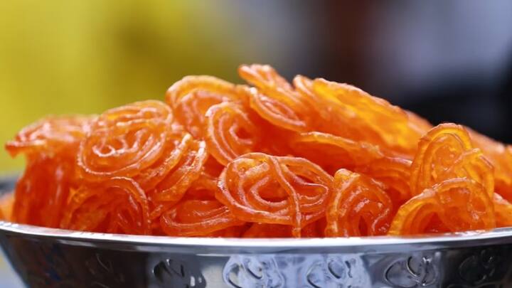 আবার ভিন্নমতে, লম্বা করলে জায়গা বেশি লাগবে বা ভেঙে যেতে পারে বলে জিলিপি এমন গোল প্যাঁচ দিয়ে প্রস্তুত করা হয়ে থাকে।