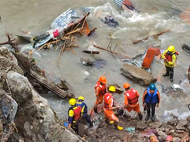 Rudraprayag Landslide: उत्तराखंड में इस बार भारी बारिश का कहर देखने को मिल रहा है. जिसकी वजह से पिछले दिनों गौरीकुंड डाटपुलिया के समीप हुए भारी भू-स्खलन में लापता हुए लोगों की तलाश लगातार जारी है.