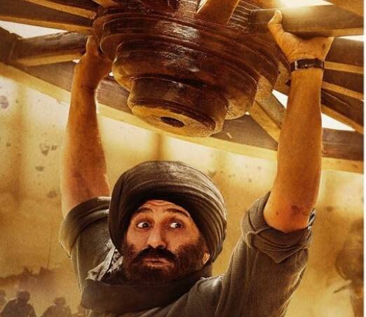 फिल्म की ओपनिंग डे की कमाई की बात करें तो सैकनिल्क की अर्ली ट्रेंड रिपोर्ट के मुताबिक गदर 2 ने अपने पहले दिन रिकॉर्ड तोड़ कमाई करते हुए खूब नोट छापे और 40 करोड़ रुपये का कलेक्शन कर लिया.