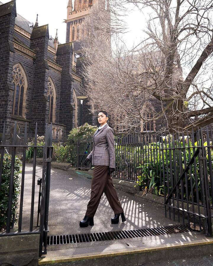 Mrunal chose a grey checkered blazer and brown pants from designer Manika Nanda's collection.