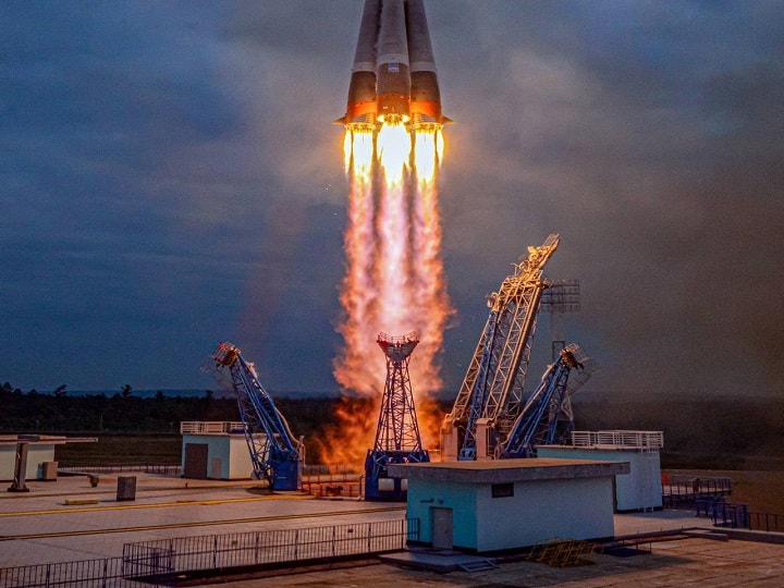 चंद्रयान-3 के बाद रूस ने अपना मून स्पेसक्राफ्ट लॉन्च कर दिया है. इस मिशन का नाम है लूना-25. चंद्रयान-3 के करीब एक महीने बाद मिशन लूना-25 लॉन्च किया गया और ये पहले चांद की सतह पर लैंड कर जाएगा.