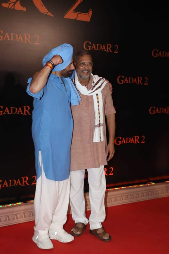 नाना पाटेकर भी खास दोस्त सनी देओल की फिल्म की स्क्रीनिंग का हिस्सा बने. इस दौरान नाना पाटेकर बेहद साधारण लुक में पहुंचे और सनी देओल के साथ जमकर पोज दिए.