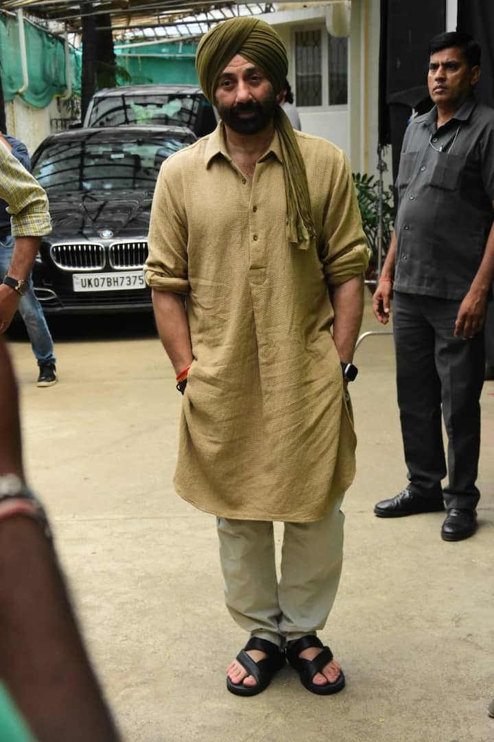 ফিল্ম সমালোচক ও ট্রেড অ্যানালিস্ট তরণ আদর্শের হিসেব অনুযায়ী, 'গদর ২' প্রথম দিনেই ৪০.১০ কোটি টাকার ব্যবসা করেছে।