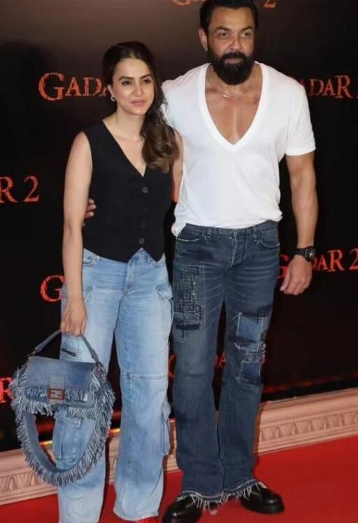 गदर 2 के प्रेमियर पर बॉबी देओल अपने स्वैग के साथ पहुंचे तो वहीं पत्नी तान्या भी जेठ की फिल्म देखने पहुंचीं.
