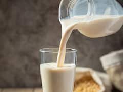 बॉडी में कैल्शियम की कमी पूरी करने के लिए क्या सिर्फ दूध पीना सही? जानिए