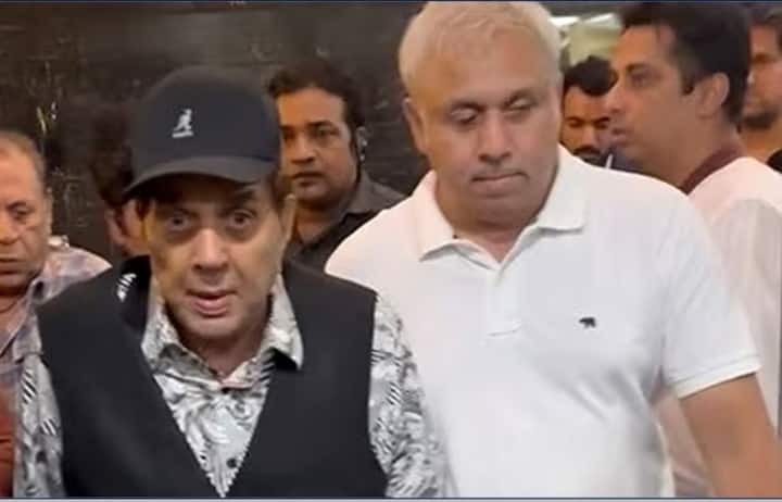 ਇਸ ਦੇ ਨਾਲ ਹੀ ਧਰਮਿੰਦਰ ਨੂੰ ਵੀ ਆਪਣੇ ਲਾਡਲੇ ਬੇਟੇ ਸੰਨੀ ਦੀ ਫਿਲਮ ਪਸੰਦ ਕਰਦੇ ਦੇਖਿਆ ਗਿਆ। ਜਦੋਂ ਉਹ ਸੰਨੀ ਦੀ ਫਿਲਮ ਦੇਖਣ ਆਏ ਸਨ ਤਾਂ ਉਨ੍ਹਾਂ ਦੇ ਚਿਹਰੇ 'ਤੇ ਆਈ ਮੁਸਕਰਾਹਟ ਉਨ੍ਹਾਂ ਦੇ ਦਿਲ ਦੀ ਖੁਸ਼ੀ ਬਿਆਨ ਕਰ ਰਹੀ ਸੀ।