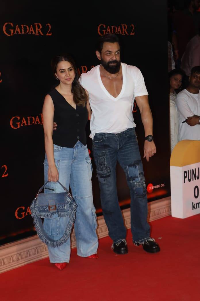 भाई सनी देओल की फिल्म की स्क्रीनिंग में शामिल होने बॉबी देओल भी पत्नी तान्या के साथ पहुंचे. इस दौरान उनका लुक काफी डेशिंग था. इस कपल की पिक्चर्स भी फैंस को खूब पसंद आ रही है.