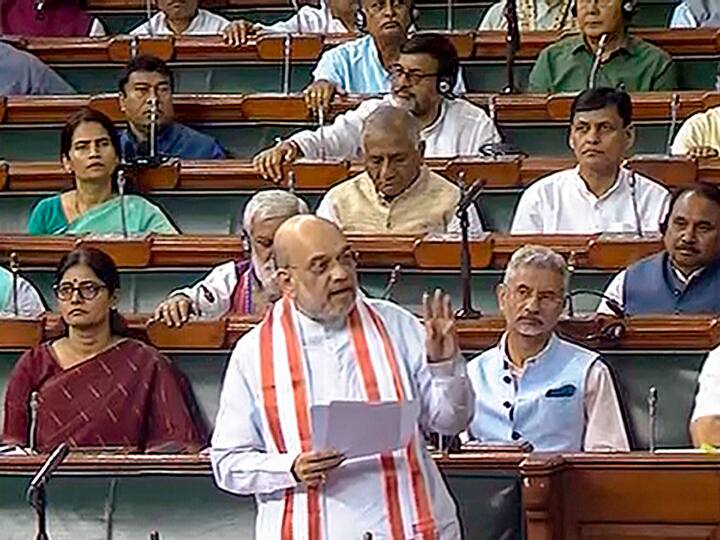 इस हफ्ते गृहमंत्री अमित शाह ने मोदी सरकार के खिलाफ लाये गये अविश्वास प्रस्ताव पर कांग्रेस नेता राहुल गांधी समेत विपक्षी दलों की आलोचना की. गृहमंत्री ने इस सेशन में कई बिल भी सदन में पेश किये. सबसे बड़ा बिल भारत के आपराधिक कानूनों में बदलाव का था. सरकार ने शुक्रवार (11 अगस्त 2023) को आईपीसी, सीआरपीसी और एविडेंस एक्ट में बदलाव कर दिए हैं.