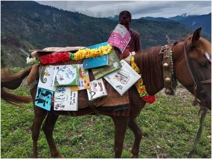 Horse Library initiative to provide education to children in Nainital district of Uttarakhand Uttarakhand News: पहाड़ी इलाकों के बच्चों के लिए बनाई पर घोड़े पर लाईब्रेरी, मुश्किल हालातों में नौनिहाल सीख रहे ककहरा