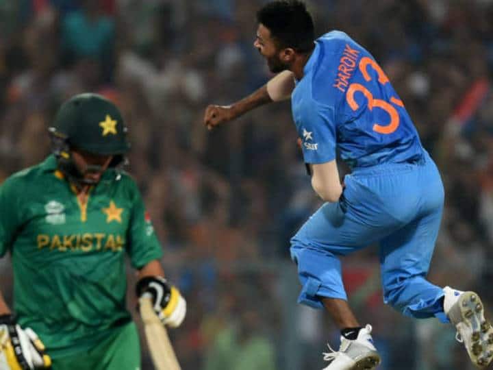 एशिया कप टूर्नामेंट के इतिहास में कई बार ऐसे पल मैदान पर देखने को मिले हैं, जिसमें खिलाड़ियों के बीच हुई बहस ने मुकाबले के परिणाम से ज्यादा सुर्खियां बटोरी हैं.