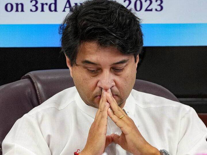 Why Jyotiraditya Scindia is not able to stop his supporters in BJP Madhya Pradesh Election 2023 abpp 2 महीने में 7 करीबियों ने साथ छोड़ा, कई वेटिंग में; बीजेपी में अपने समर्थकों को क्यों नहीं रोक पा रहे ज्योतिरादित्य?