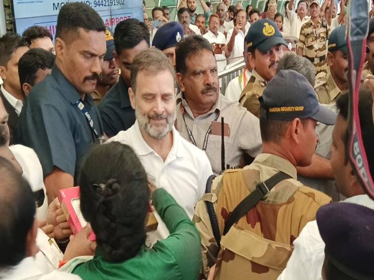 Rahul Gandhi visits Wayanad for the first time after disqualification கோவை வந்தடைந்தார் ராகுல் காந்தி.. விமானநிலையத்தில் உற்சாக வரவேற்பளித்த காங்கிரஸ் தொண்டர்கள்..!