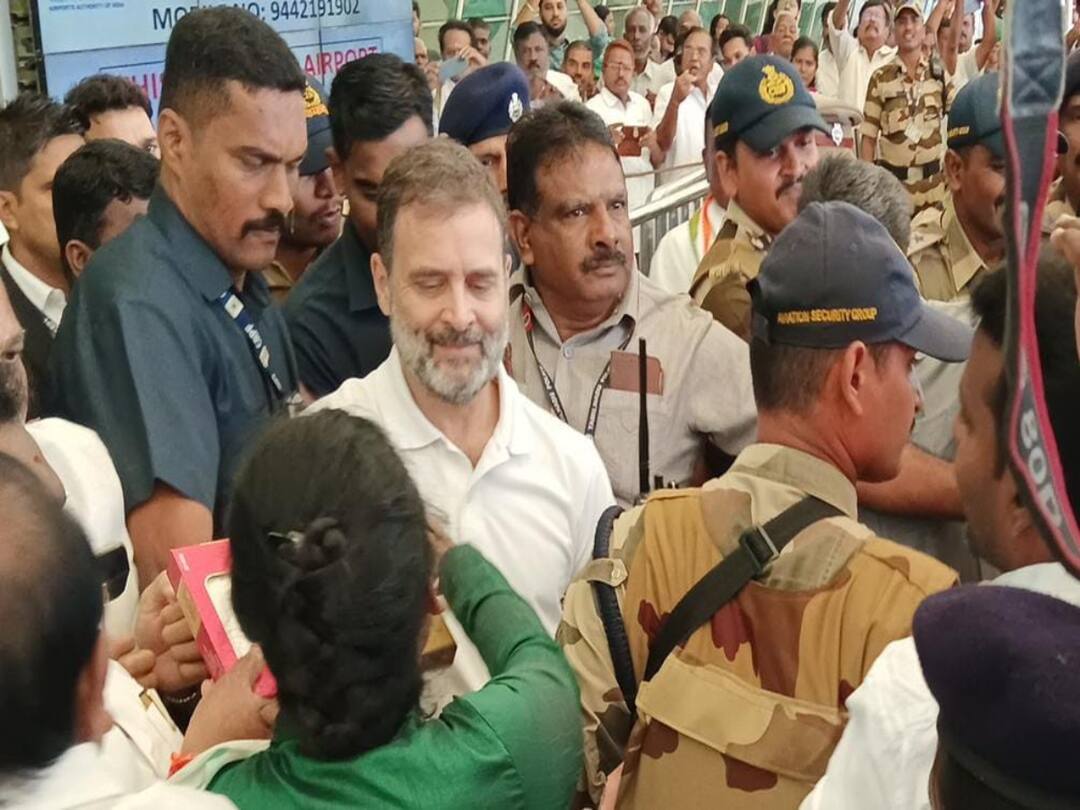 கோவை வந்தடைந்தார் ராகுல் காந்தி.. விமானநிலையத்தில் உற்சாக வரவேற்பளித்த காங்கிரஸ் தொண்டர்கள்..!