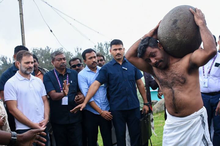 நீலகிரியில் தோடர் இளைஞர் தனது பலத்தை காட்டும் வகையில் இளவட்டகல் தூக்கியதை பார்வையிட்ட ராகுல் காந்தி.