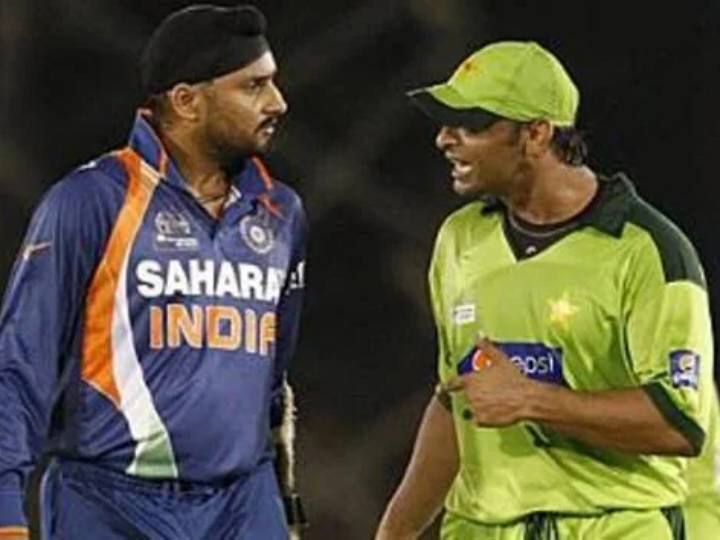 साल 2010 में पाकिस्तान के खिलाफ मुकाबले में भारतीय टीम 267 रनों के लक्ष्य का पीछा कर रही थी. इस दौरान हरभजन सिंह ने इस दौरान शोएब अख्तर के ओवर में लगातार 2 बाउंसर गेंदों पर बाउंड्री लगा दी. इसके बाद दोनों के बीच बहस देखने को मिली थी.