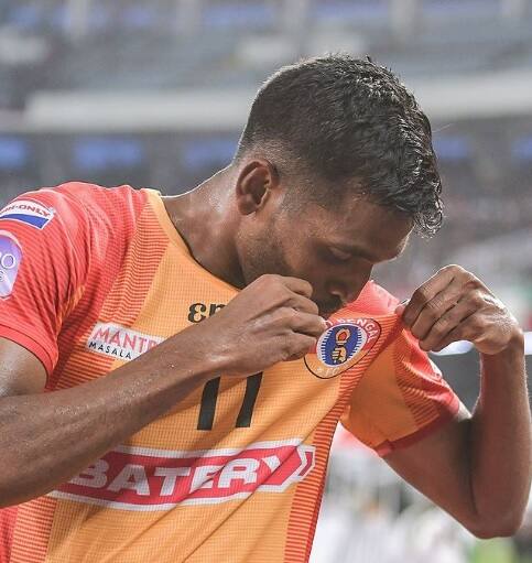দ্বিতীয়ার্ধে ৬০ মিনিটের মাথায় ইস্টবেঙ্গলকে এগিয়ে দেন নন্দকুমার। চেন্নাইয়ে জন্ম হওয়া ২৭ বছরের তরুণ উইঙ্গারের পা থেকে গোলার মত শট এসে বাগানের জালে জড়িয়ে যায়।