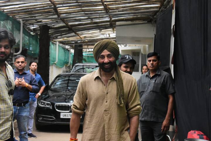 ছবি মুক্তির আগে ও পরেও জোর কদমে চলেছে প্রচারপর্ব। মুম্বই ক্যামেরাবন্দি সানি দেওল।